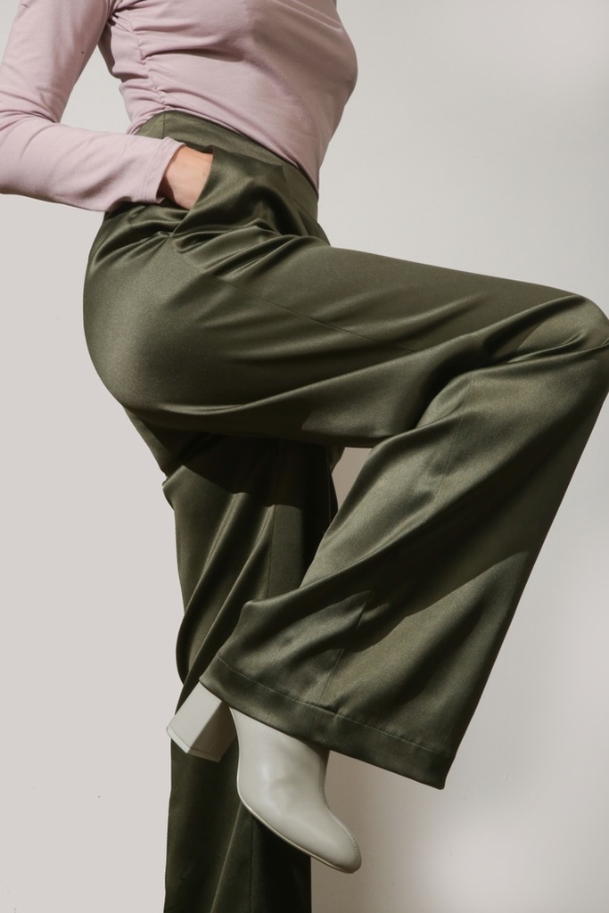 Look com calça pantalona verde militar