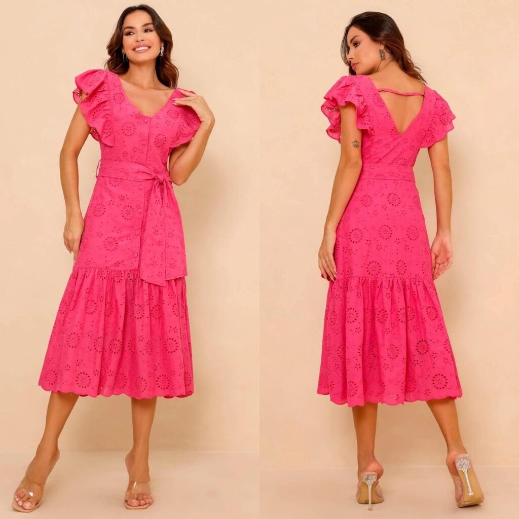 mulher usando vestido para chá revelação rosa