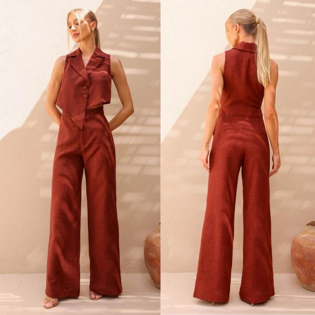 mulher usando macacão marrom, uma das opções de looks para eventos corporativos