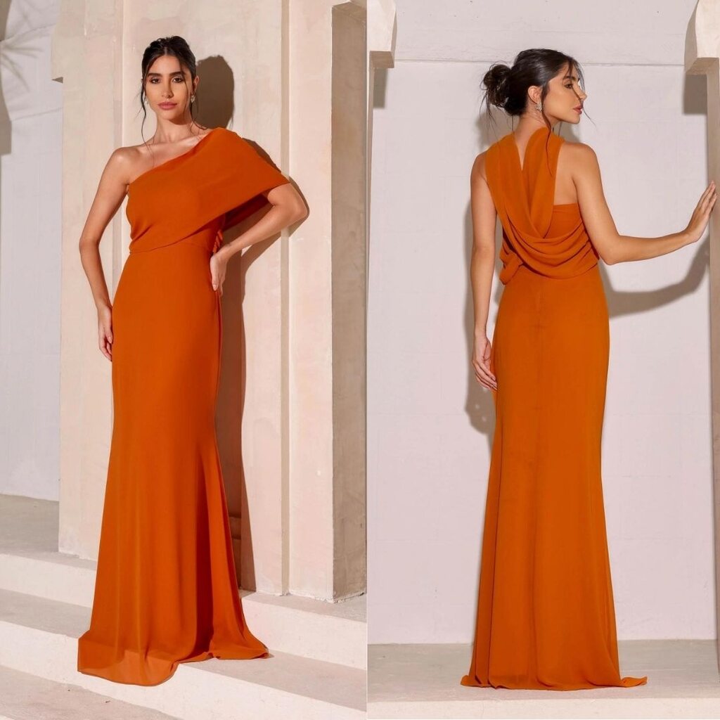 mulher usando vestido laranja longo, uma das ideias de looks para eventos corporativos