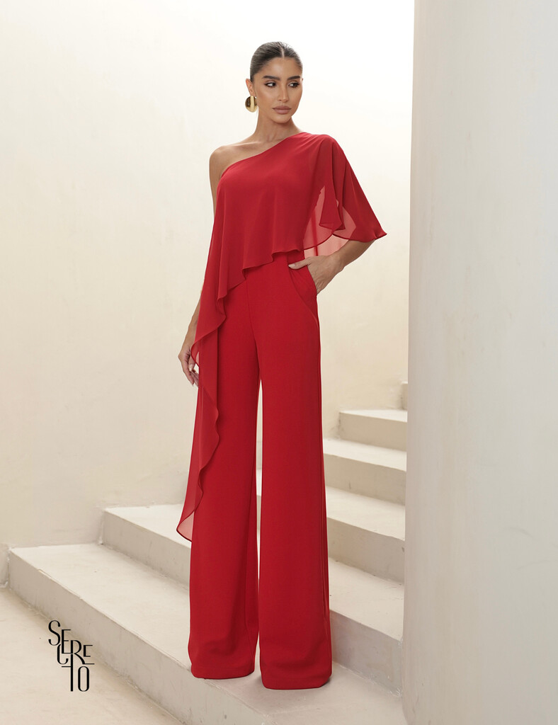 Mulher vestindo conjunto vermelho elegante com calça pantalona e blusa de um ombro só, look sofisticado para o Natal