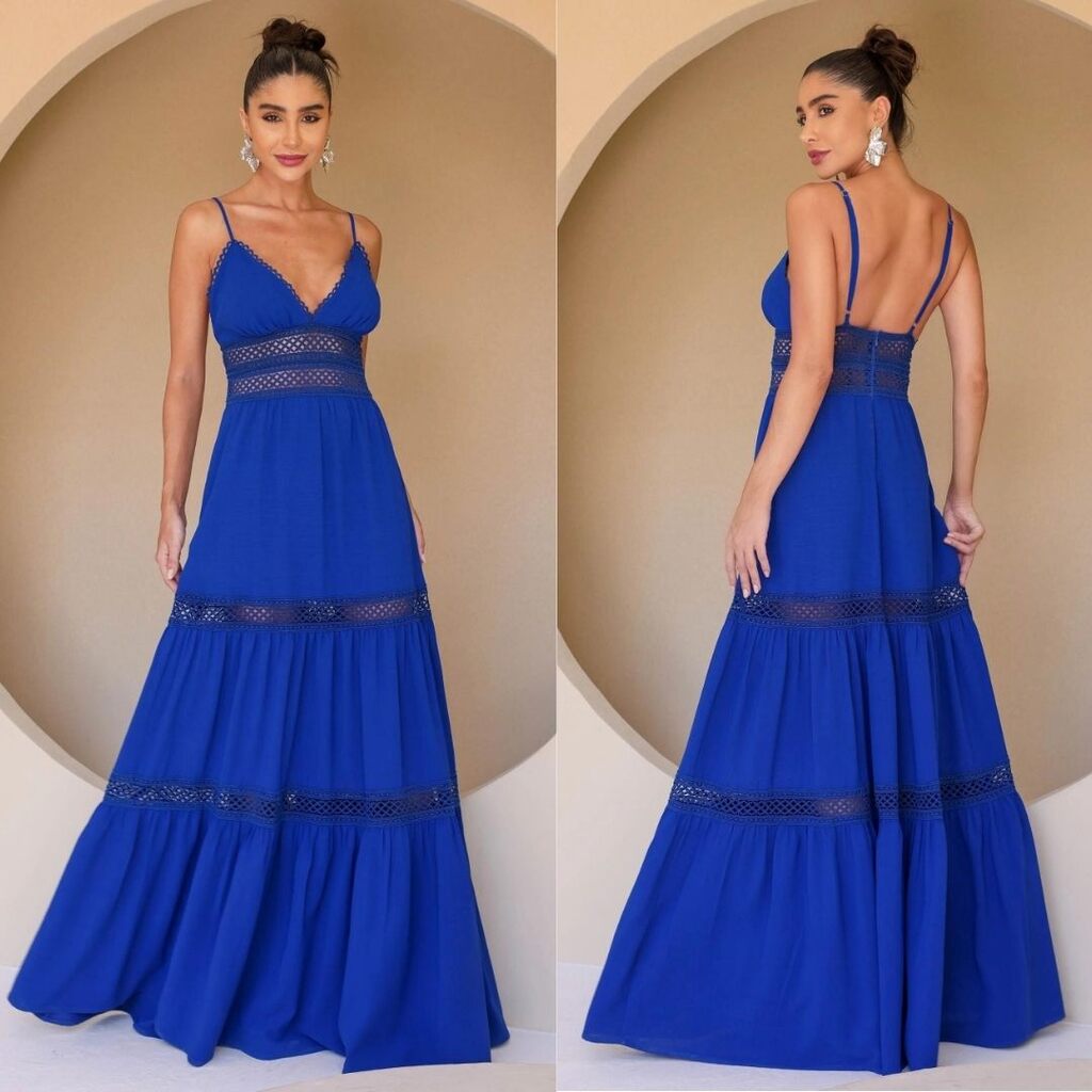 mulher usando vestido rendado longo azul