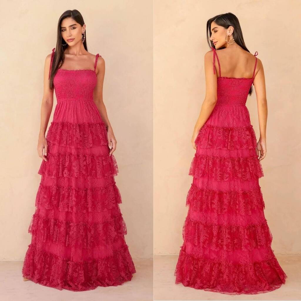 mulher usando vestido rendado longo rosa