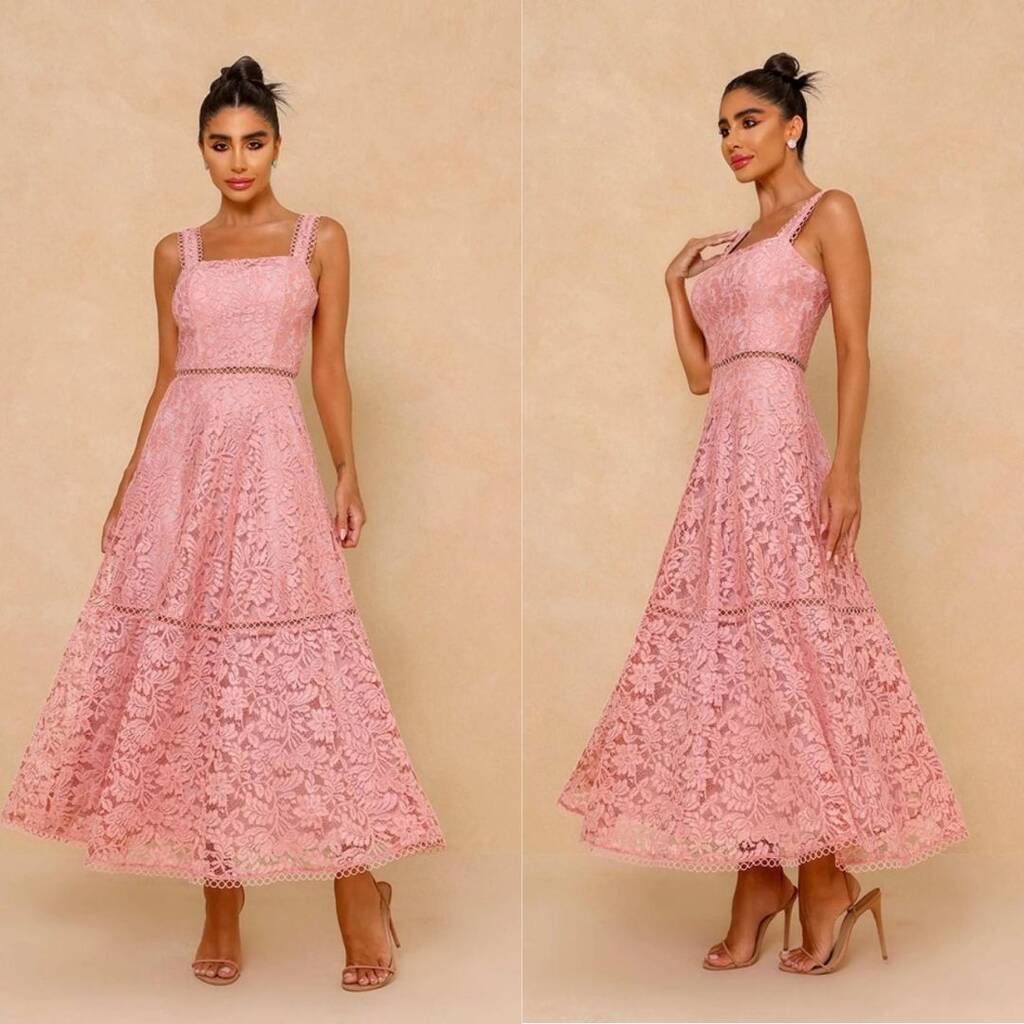 mulher usando vestido rendado midi rosa