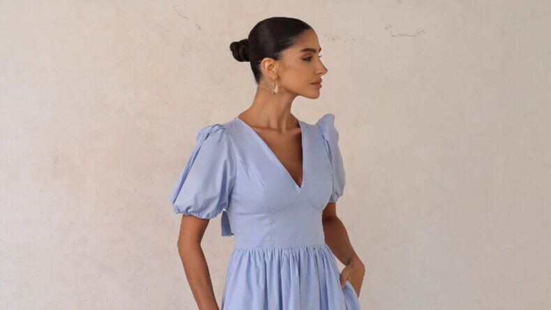 Vestido midi azul elegante para mãe estilosa, inspiração de ideias de presente para o dia das mães.