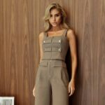 Elegante conjunto de alfaiataria feminina com bolsos e zíper, estilo moderno urbano.